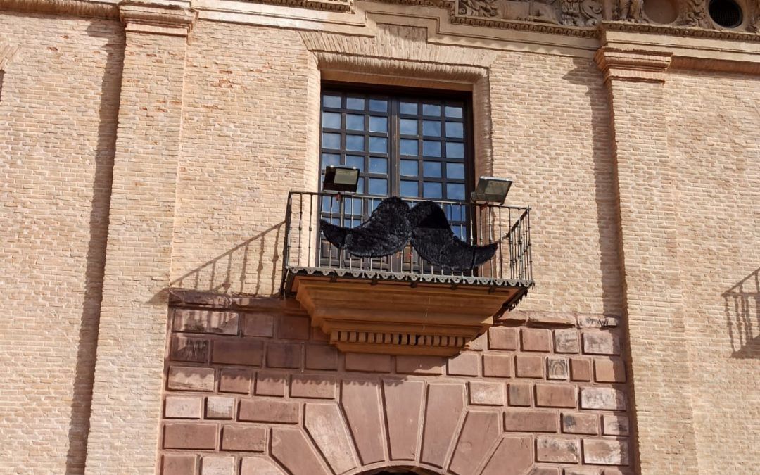 El Ayuntamiento de Morata de Jalón se ha querido sumar este año al movimiento “Movember” con la colocación de un gran bigote en el balcón central del Palacio.